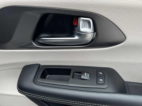 Used 2023 Chrysler Pacifica Touring-L FWD image 15