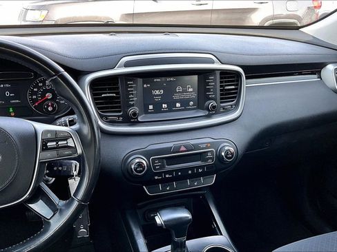 Used 2019 Kia Sorento S image 9