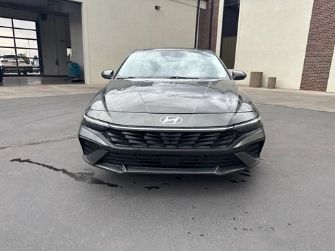Used 2025 Hyundai Elantra Limited FWD image 2