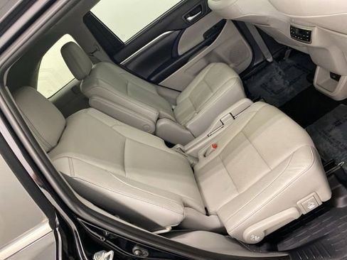 Used 2019 Toyota Highlander Limited Platinum AWD/4WD image 34