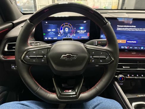 Used 2024 Chevrolet Traverse RS image 29