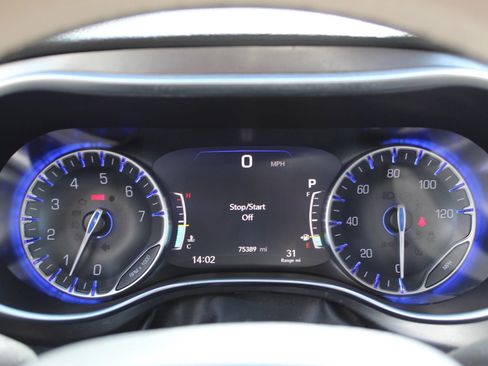 Used 2018 Chrysler Pacifica Limited FWD image 34