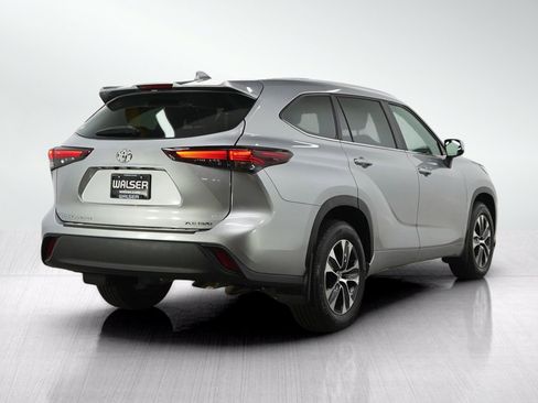 Used 2025 Toyota Highlander XLE AWD/4WD image 7