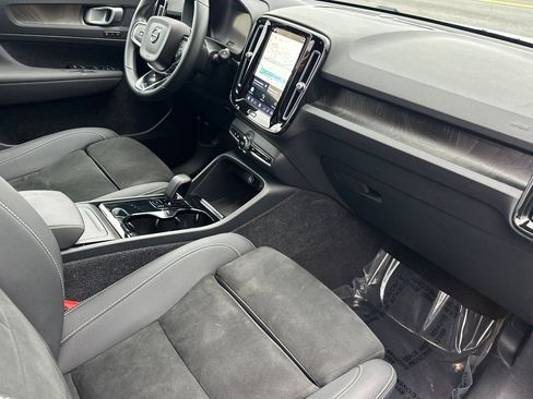 Used 2023 Volvo XC40 Recharge Plus image 19
