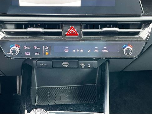 Certified 2024 Kia Niro EX image 15