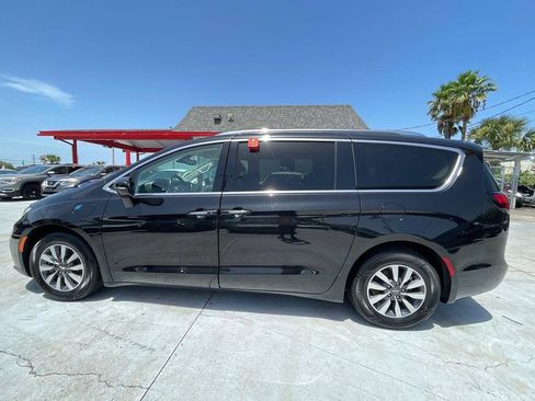 Used 2021 Chrysler Pacifica Touring-L FWD image 5