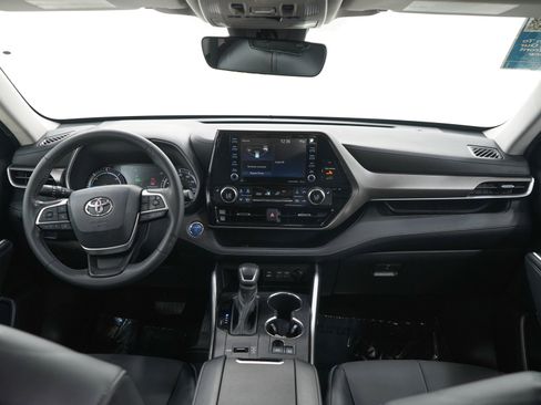 Used 2022 Toyota Highlander XLE AWD/4WD image 14