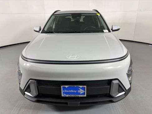 Used 2025 Hyundai Kona SEL FWD image 3