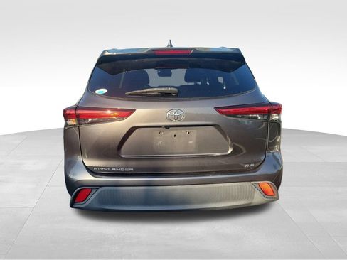 Used 2020 Toyota Highlander XLE w/ Preferred Accessory Package FWD image 14