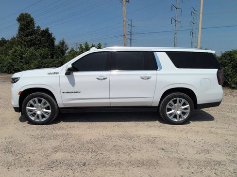 Used 2024 Chevrolet Suburban High Country AWD/4WD image 2