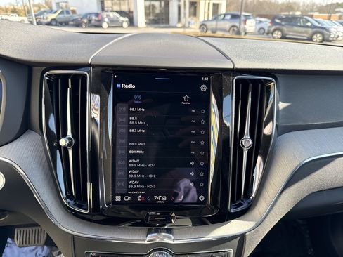 Used 2025 Volvo XC60 B5 Plus image 23