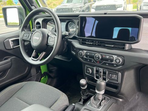 Used 2025 Jeep Gladiator Sport AWD/4WD image 17