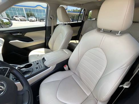 Used 2024 Toyota Highlander XLE AWD/4WD image 11