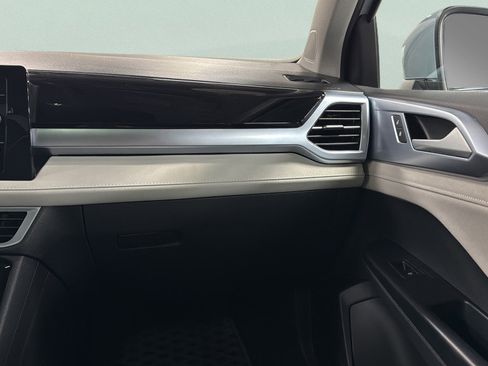 Used 2025 Volkswagen Taos SE image 40