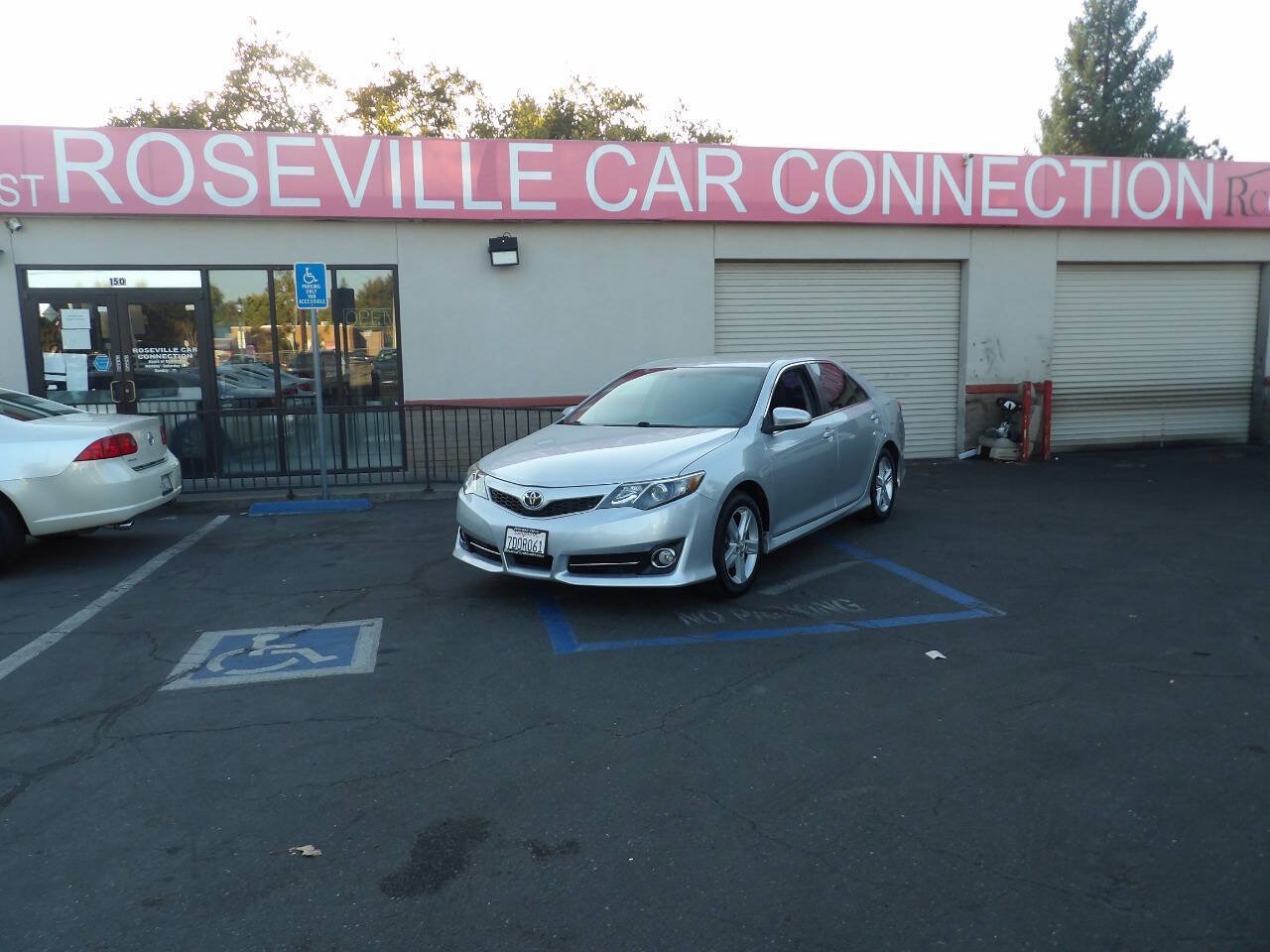 Used 2012 Toyota Camry SE w/ Preferred Accessory Pkg FWD image 1