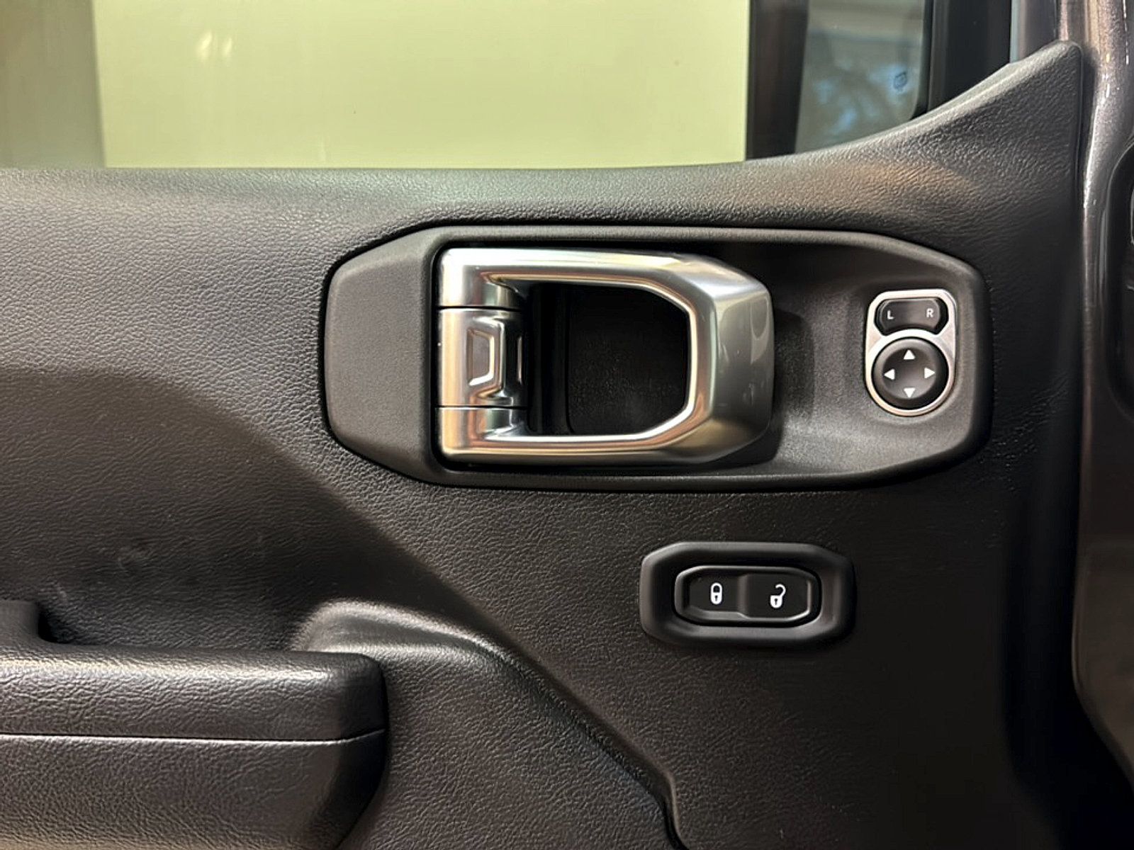 Used 2025 Jeep Gladiator Sport AWD/4WD image 9