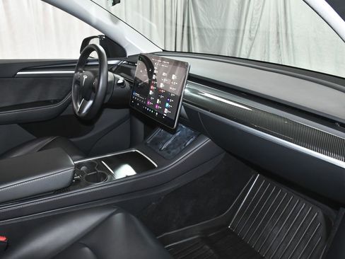 Used 2025 Tesla Model Y Long Range image 52