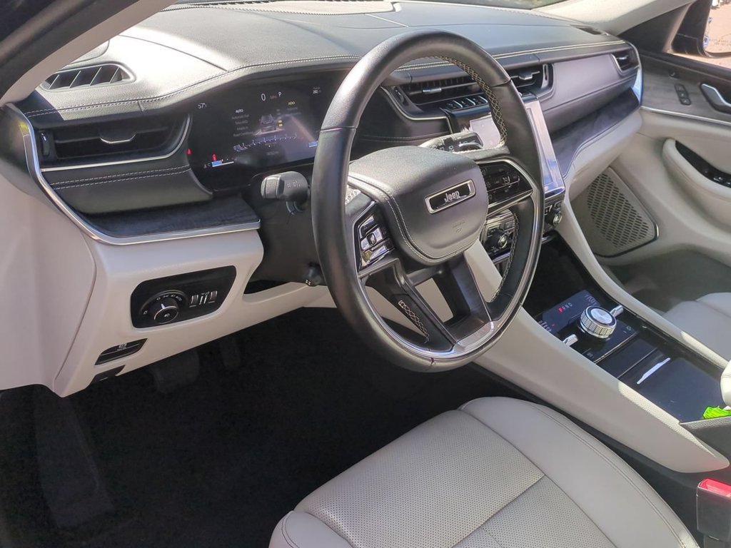 Used 2022 Jeep Grand Cherokee Overland w/ Luxury Tech Group IV AWD/4WD image 13