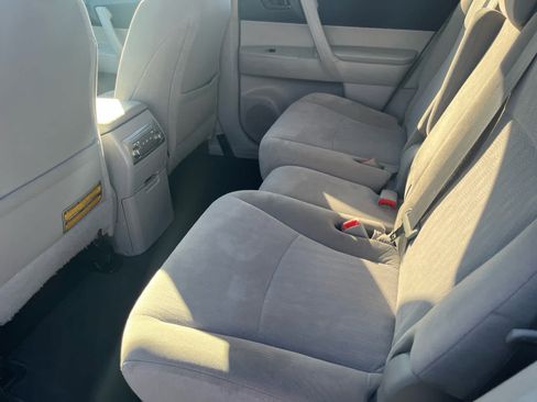 Used 2012 Toyota Highlander 4WD w/ Tow Pkg image 8