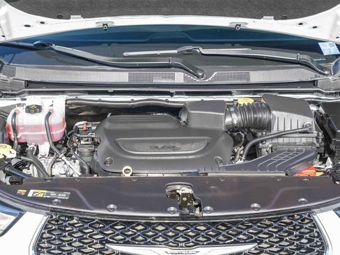 Used 2024 Chrysler Pacifica Touring-L image 26