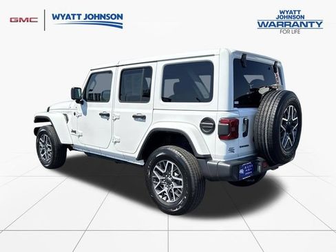 Used 2025 Jeep Wrangler Unlimited Sahara AWD/4WD image 3