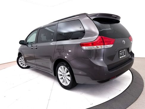 Used 2014 Toyota Sienna XLE w/ XLE Premium Package AWD/4WD image 2