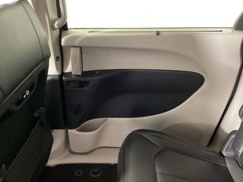 Used 2023 Chrysler Pacifica Touring-L image 13