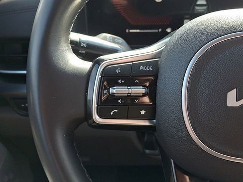 Used 2025 Kia Carnival FWD image 23