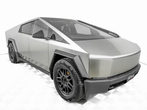 Used 2025 Tesla Cybertruck AWD Crew Cab image 3