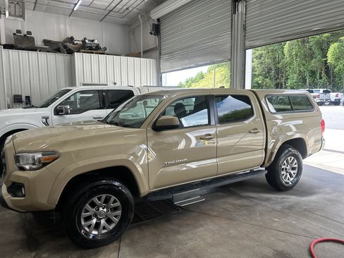 Used 2017 Toyota Tacoma SR5 w/ Tow Package RWD image 2