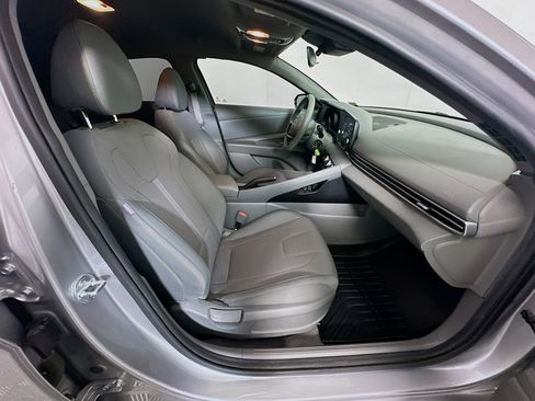 Used 2021 Hyundai Elantra SE FWD image 30