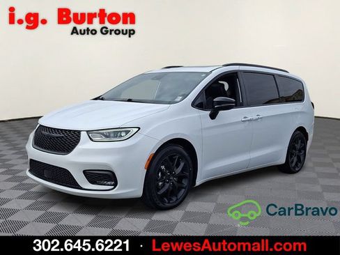 Used 2025 Chrysler Pacifica Limited FWD image 3