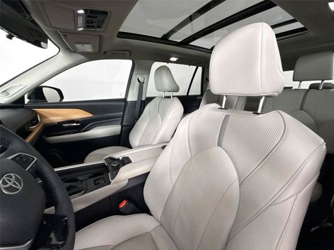 Certified 2024 Toyota Grand Highlander AWD image 3