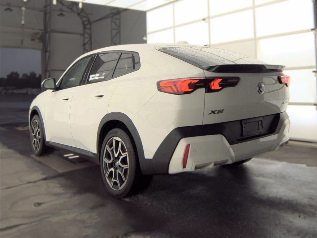 Used 2025 BMW X2 xDrive28i AWD/4WD image 3