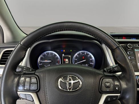 Used 2019 Toyota Highlander XLE FWD image 20
