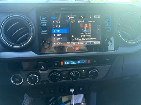Used 2017 Toyota Tacoma SR5 AWD/4WD image 10