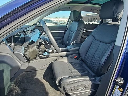 Used 2022 Audi e-tron Prestige w/ Prestige Package image 3