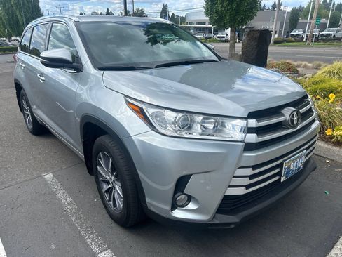 Used 2017 Toyota Highlander XLE AWD/4WD image 2