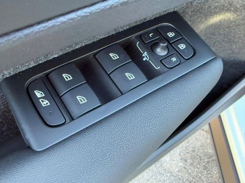 New 2026 Volvo XC40 B5 Ultra w/ Climate Package image 9