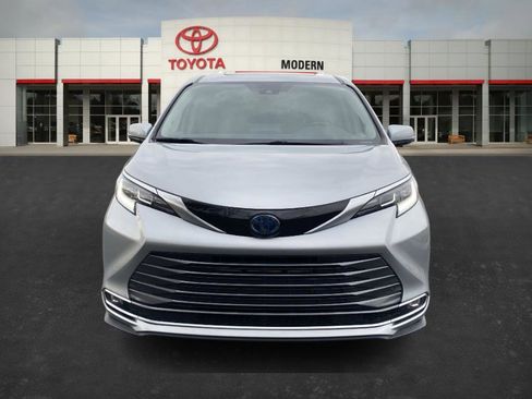 Used 2021 Toyota Sienna Limited image 2