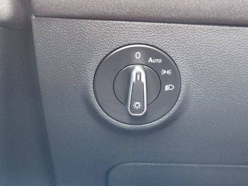 Certified 2025 Volkswagen Taos SE AWD/4WD image 17