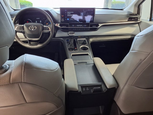 Used 2026 Toyota Sienna XLE FWD image 20