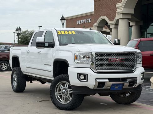 Used 2015 GMC Sierra 2500 Denali AWD/4WD image 2