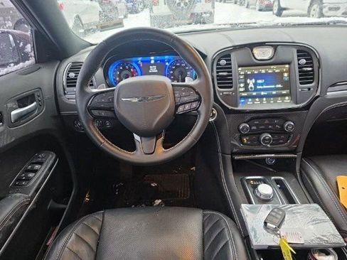 Used 2023 Chrysler 300 C image 6
