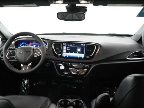 Used 2025 Chrysler Pacifica Select FWD image 14