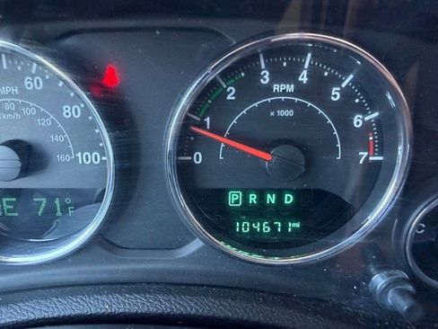 Used 2015 Jeep Wrangler Unlimited Sahara w/ Connectivity Group image 7