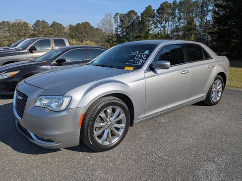 Used 2016 Chrysler 300 Limited w/ Driver Convenience Group image 2
