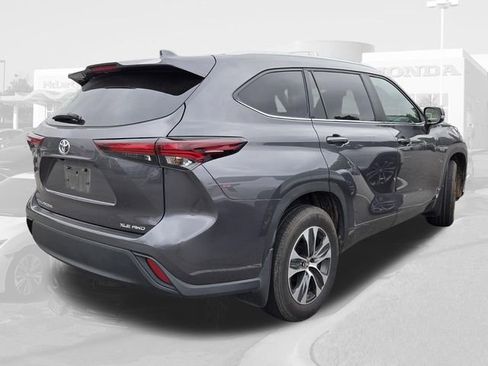 Used 2025 Toyota Highlander XLE AWD/4WD image 5