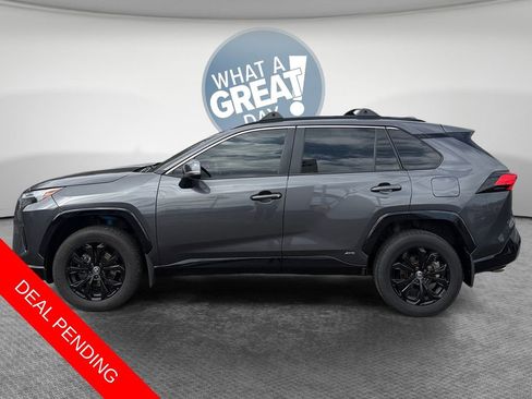 Used 2022 Toyota RAV4 SE w/ Convenience Package image 7
