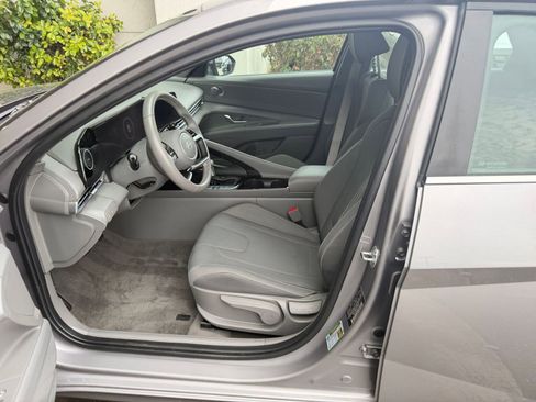 Used 2025 Hyundai Elantra SEL image 29